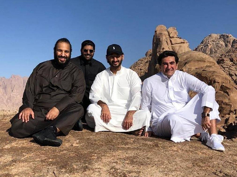 بعيدًا من ضغوطات العمل... ولي العهد السعودي بصحبة وزراء ومسؤولين في نيوم